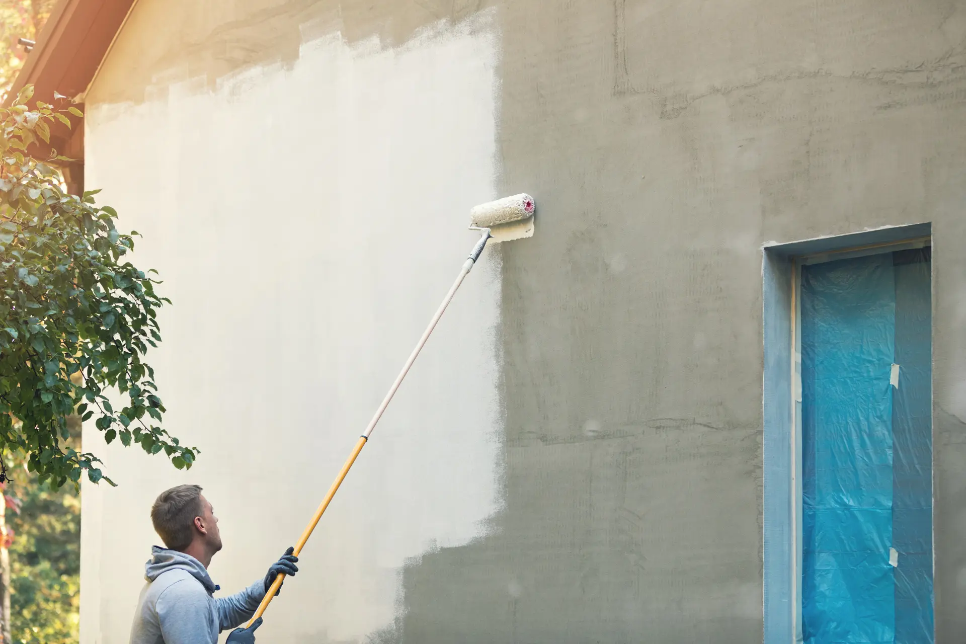 Pintor trabajando en una fachada en Alicante